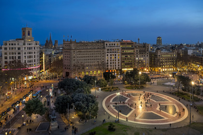 Espagne, Catalogne, Barcelone, quartier de l'Eixample, la place de Catalogne (placa de Catalunya)