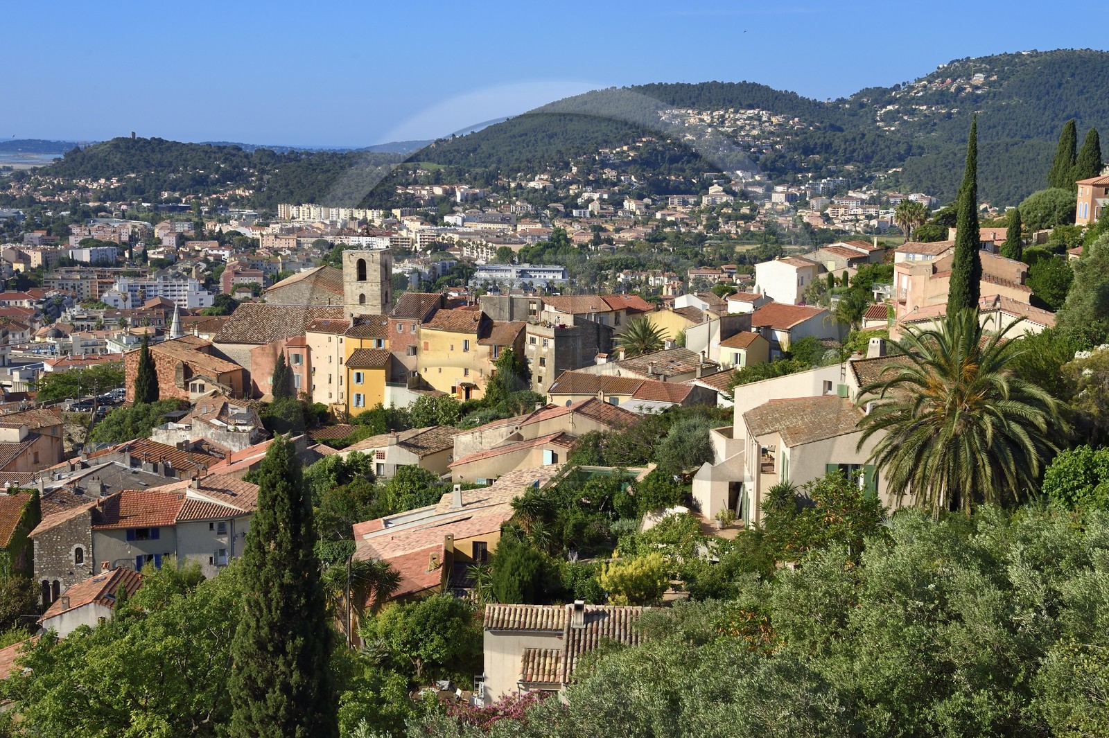 France, Var (83), Hyères, la vieille ville et la Collégiale Saint-Paul, Massif des Maurettes