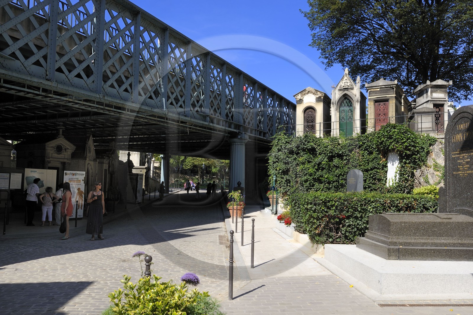 France, Paris (75), le cimetière de Montmartre sous le pont de la rue Caulaincourt