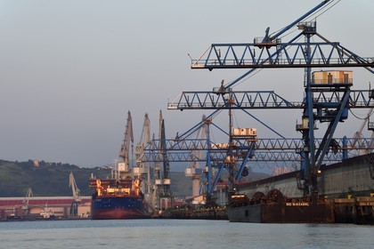 Espagne, Pays basque espagnol, Biscaye, Sestao, port industriel de Bilbao sur le fleuve Nervion centré sur la sidérurgie et la construction navale, usine ArcelorMittal à droite
