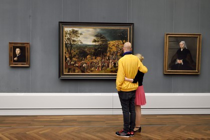 Allemagne, Berlin, Kulturforum, Gemäldegalerie (Galerie de Peinture), couple admirant une peinture Christ sur ​​le chemin du Calvaire (1606) de Pieter Brueghel le Jeune