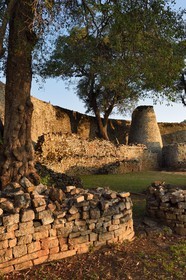 Zimbabwe, province de Masvingo, les ruines du site archéologique du Grand Zimbabwe, classé Patrimoine Mondial de l'UNESCO, Xème au XVème siècle, la tour conique à l'intérieur du Grand Enclos