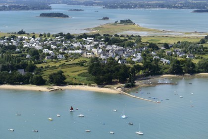 France, Morbihan, Gulf of Morbihan (Golfe du Morbihan), Artz island, town of Le Bourg (aerial view)