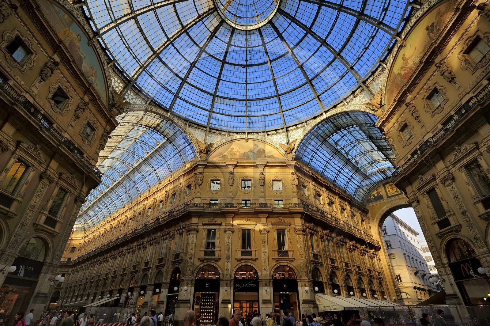 Italy, Lombardy, Milan, Vittorio Emmanuel II Gallery, shopping arcade built on the 19th century by Giuseppe Mengoni, the glass roof