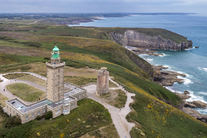 France, Côtes d'Armor (22), Grand Site de France Cap d'Erquy – Cap Fréhel, Plévenon, le phare du Cap Fréhel (1950) et le phare Vauban (1702) sur le chemin de Grande Randonnée GR 34 (vue aérienne)