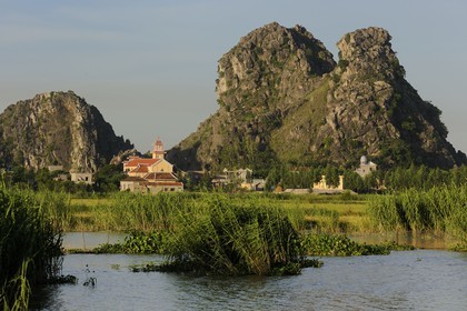 Vietnam, province de Ninh Binh, village insulaire de Kenh Ga entouré de montagnes karstiques, l'église est centrale dans cette région très catholique