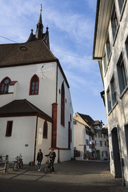 Switzerland, Basel, Old town of Greater Basel (left bank), Nadelberg Street and St. Peter's reformed church (Peterskirche)