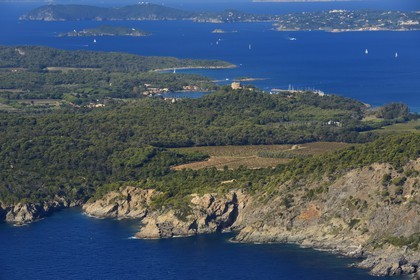 France, Var (83), Iles d'Hyères, parc national de Port Cros, la côte Sud et le Fort Saint-Agathe de l'Ile de Porquerolles, l'Ile du Grand Ribaub et la presqu'Ile de Giens en arrière plan (vue aérienne)