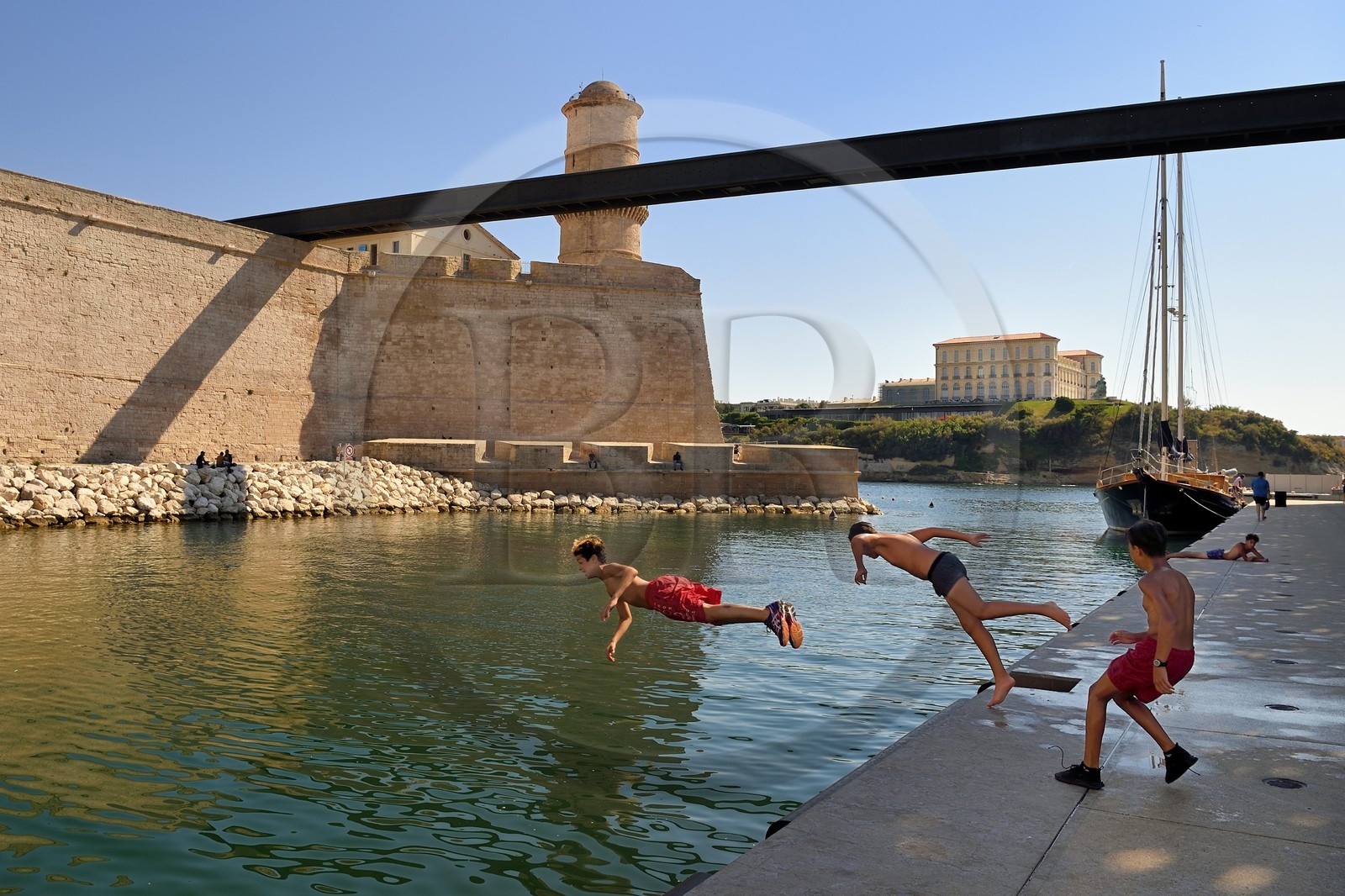 France, Bouches-du-Rhône (13), Marseille, quartier La Joliette, zone de baignade pour les enfants du quartier au pied du Fort Saint Jean relié au MuCEM (Musée des civilisations de l'Europe et de la Méditerranée) par une passerelle, le Palais du Pharo  en arrière plan