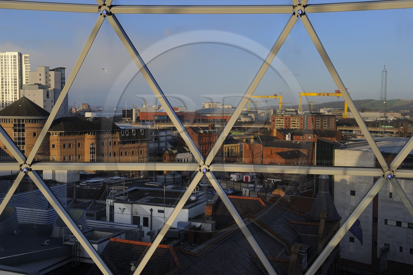Royaume-Uni, Irlande du Nord, Belfast, le dôme en verre de 35m de diamètre du centre commercial de Victoria Square offre une vue sur le port