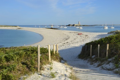 France, Finistère (29), La Foret Fouesnant, archipel des Glénan, Ile Saint-Nicolas, cordon de sable reliant l'Ile de Bananec et le Fort Cigogne sur l'Ile Cigogne en arrière plan