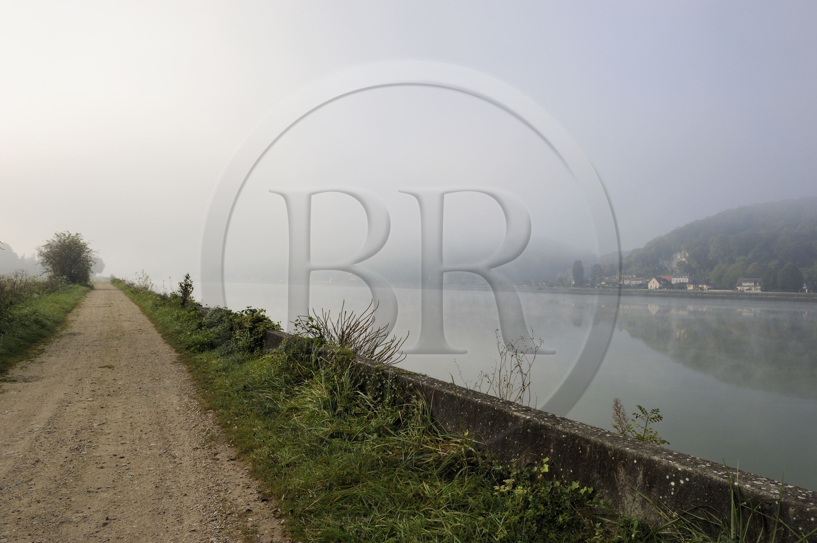 France, Seine-Maritime (76), le Bas Mauny situé dans l'Eure dans la brume en aval du village de La Bouille sur la rive gauche de la Seine