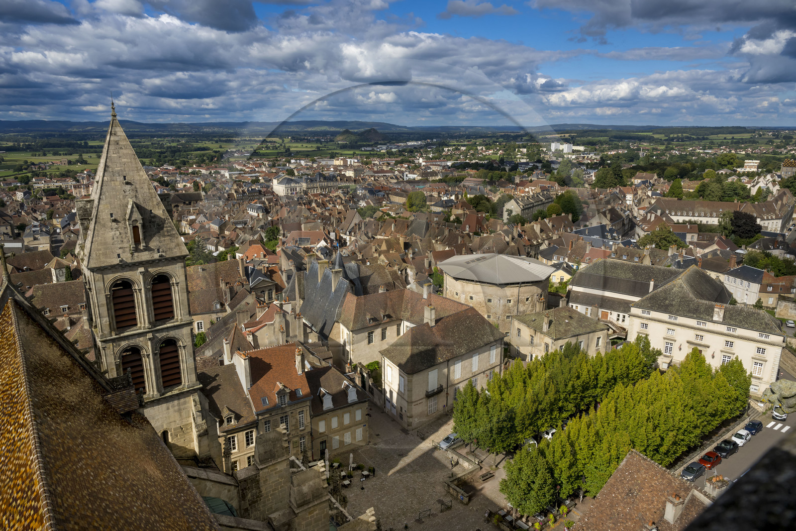 France, Saône-et-Loire (71), Autun, le musée Rolin actuel à gauche sera étendu aux deux bâtiments voisins qui bordent la place Saint-Louis: la prison circulaire du XIXe siècle et l’ancien Palais de Justice à droite
