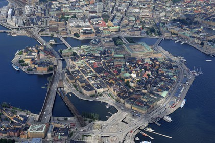Suède, Stockholm, ile de Gamla Stan (vieille ville), île des Chevaliers (Riddarholmen) avec l'église de Riddarholmen (Riddarholmskyrkan) à gauche, le parlement et le Palais Royal sur la droite (vue aérienne)