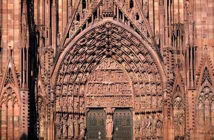 France, Bas-Rhin (67), Strasbourg, vieille ville classée au Patrimoine Mondial de l'UNESCO, cathédrale Notre-Dame, Portail central