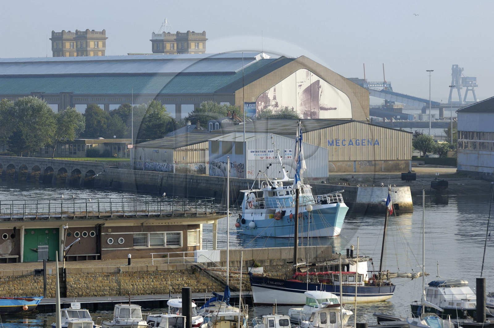 France, Manche (50), Cherbourg, l'avant port et la Cité de la Mer