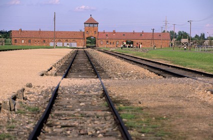 Pologne, région de la Petite-Pologne, environs de Cracovie, village d' Oswiecim, camp d' Extermination d' Auschwitz-Birkenau, porte principale et lieu d' Arrivée des convois de trains