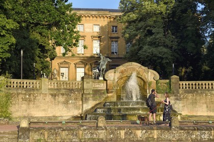 France, Moselle (57), Metz, bassin du Jardin Boufflers et statue de Lafayette
