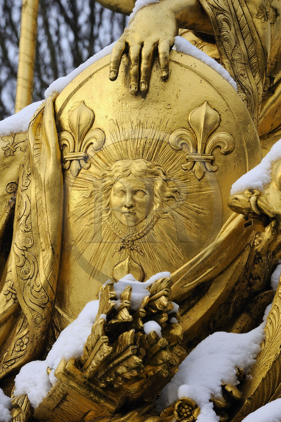 France, Yvelines (78), parc du château de Versailles sous la neige, classé Patrimoine Mondial de l'UNESCO, détail d'une statue du bosquet de l'Arc de Triomphe