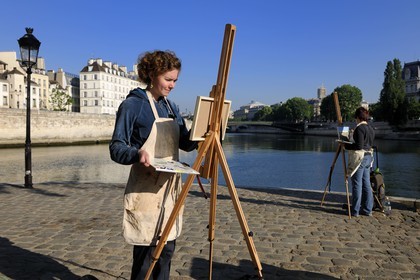 France, Paris (75), île Saint Louis, scéance de peinture face à l'île de la Cité