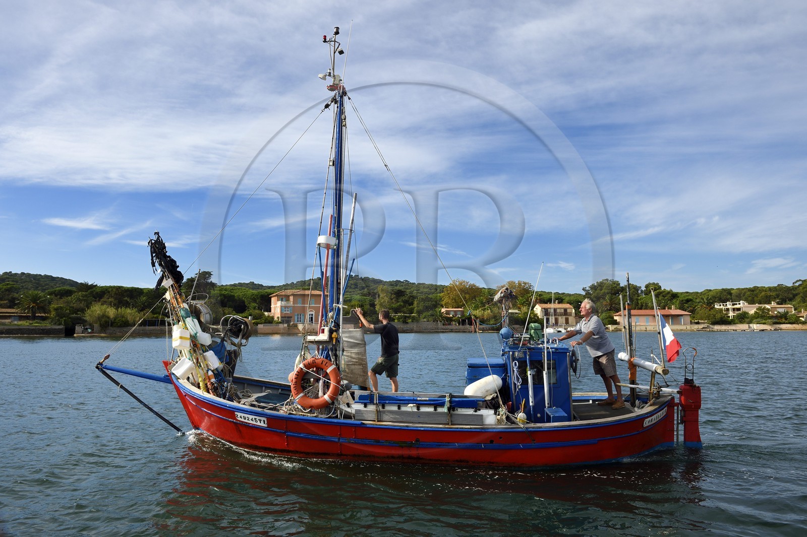 France, Var (83), Iles d'Hyères, parc national de Port Cros, Ile de Porquerolles, Bernard Samuel dit Sam le pêcheur sur son pointu (bateau) Le Corailleur