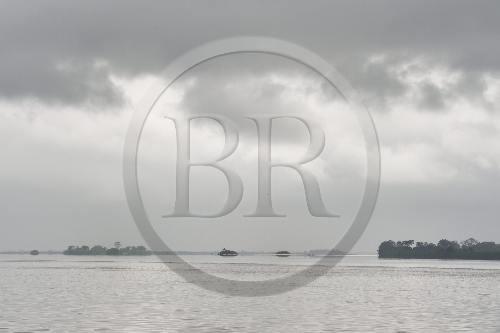 Gabon, province de Ogooué- Maritime, le fleuve Ogooué