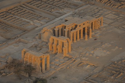Egypte, Haute Egypte, vallée du Nil, environs de Louxor, nécropole thébaine classée Patrimoine Mondial de l'UNESCO, Thèbes Ouest, temple de Ramesseum (vue aérienne)