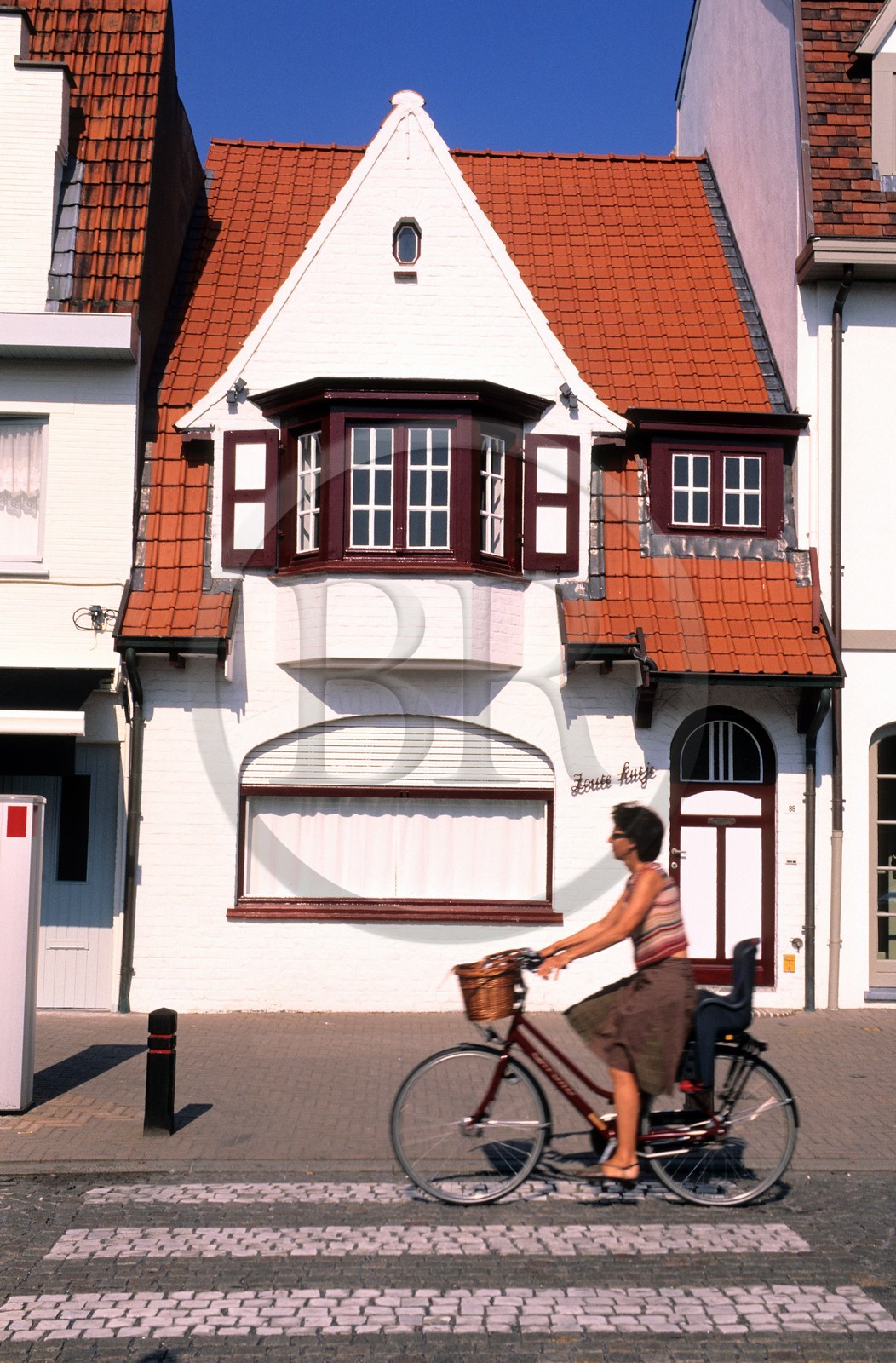 Belgique, Flandre-Occidentale, Knokke-le-Zoute, cycliste dans le vieux centre ville