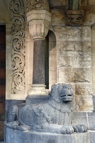 France, Moselle (57), Metz, quartier impérial, la gare de Metz, édifiée de 1905 à 1908 par l'architecte berlinois Jurgen Kruger est inscrite monument historique, frises aux motifs celtiques et lion de basalte autour de l'accès au salon Charlemagne
