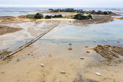France, Finistère (29), Baie de Morlaix, Carantec, la route submersible sur l'estran à marée basse vers l'Ile Callot en arrière plan (vue aérienne)