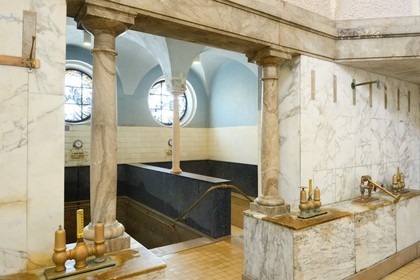 France, Bas-Rhin (67), Strasbourg, quartier de la Neustadt datant de la periode allemande, les Bains Municipaux (1901)