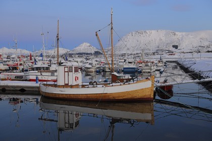Norvège, Nordland, iles des Westeralen, port de Myre à la nuit tombante