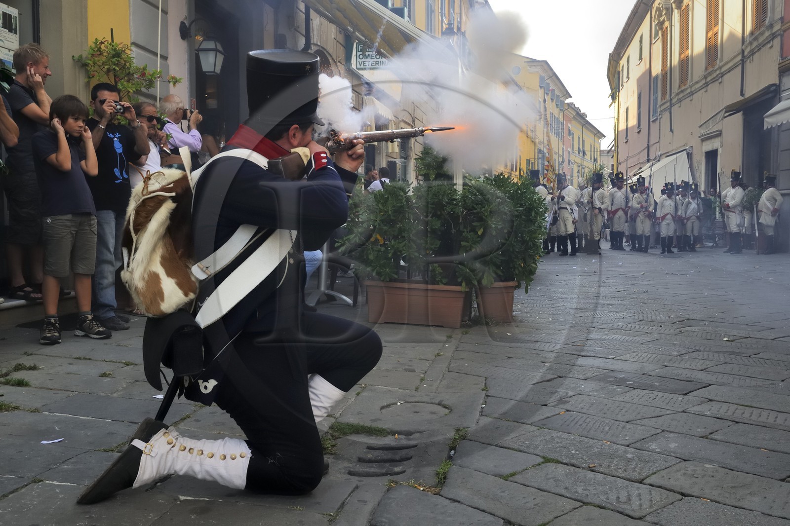 Italie, Ligurie, Sarzana, Napoleon Festival, soldat français de la Grande Armée faisant feu sur l'ennemi autrichien dans la Via Mazzini rue principale de la vieille ville