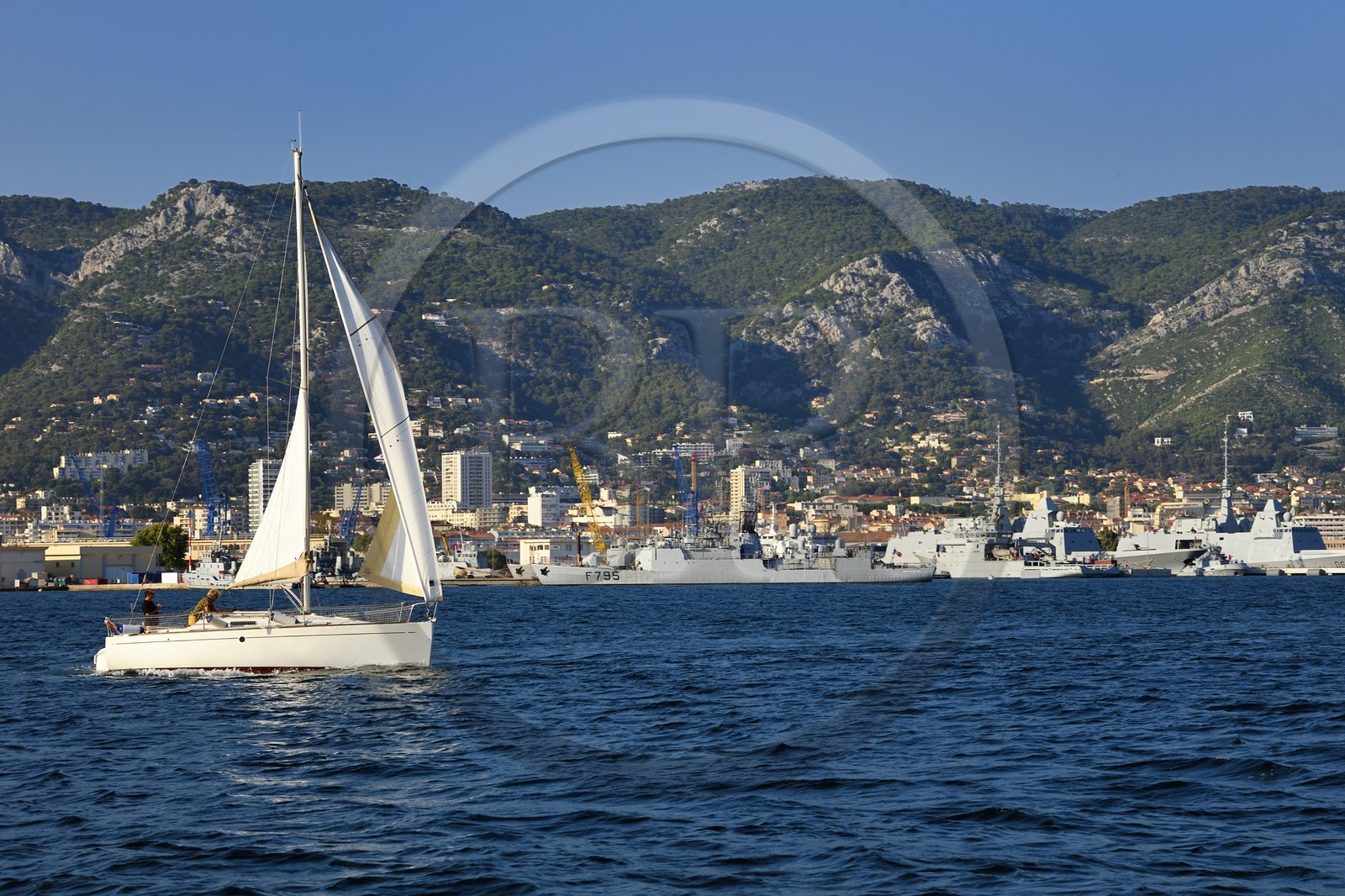 France, Var (83), Toulon, voilier croisant au large de la base navale (Arsenal)