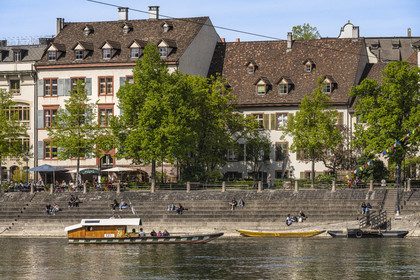 Suisse, Bâle, quartier du Petit Bâle sur la rive droite du Rhin, un des quatre petits bacs, les Fähri, en activité depuis le XIXème siècle qui relient les rives du Rhin