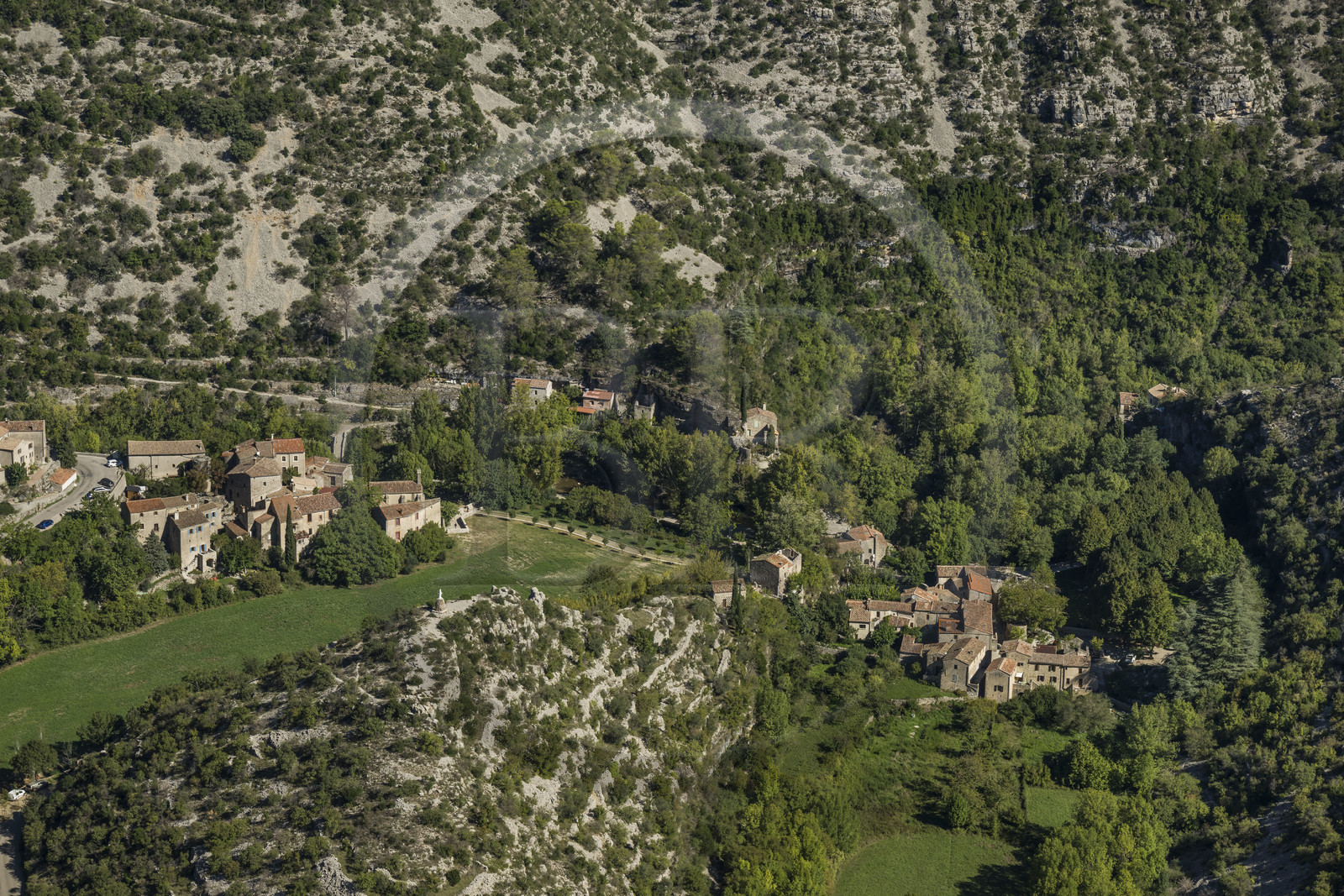 France, Hérault (34), les Causses et les Cévennes, paysage culturel de l'agro-pastoralisme méditerranéen inscrit au Patrimoine Mondial de l'UNESCO, Saint-Maurice-Navacelles, le Cirque de Navacelles, le rocher de la Vierge est entouré par un bras mort de la rivière La Vis