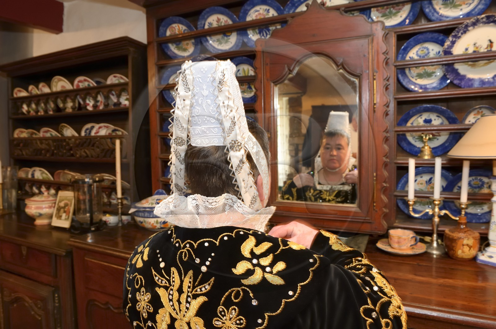 France, Finistère (29), Locronan, labellisé Les Plus Beaux Villages de France, ajustement des costumes traditionnels le matin de la procession de la petite Tromenie dans la ferme de la famille Louboutin