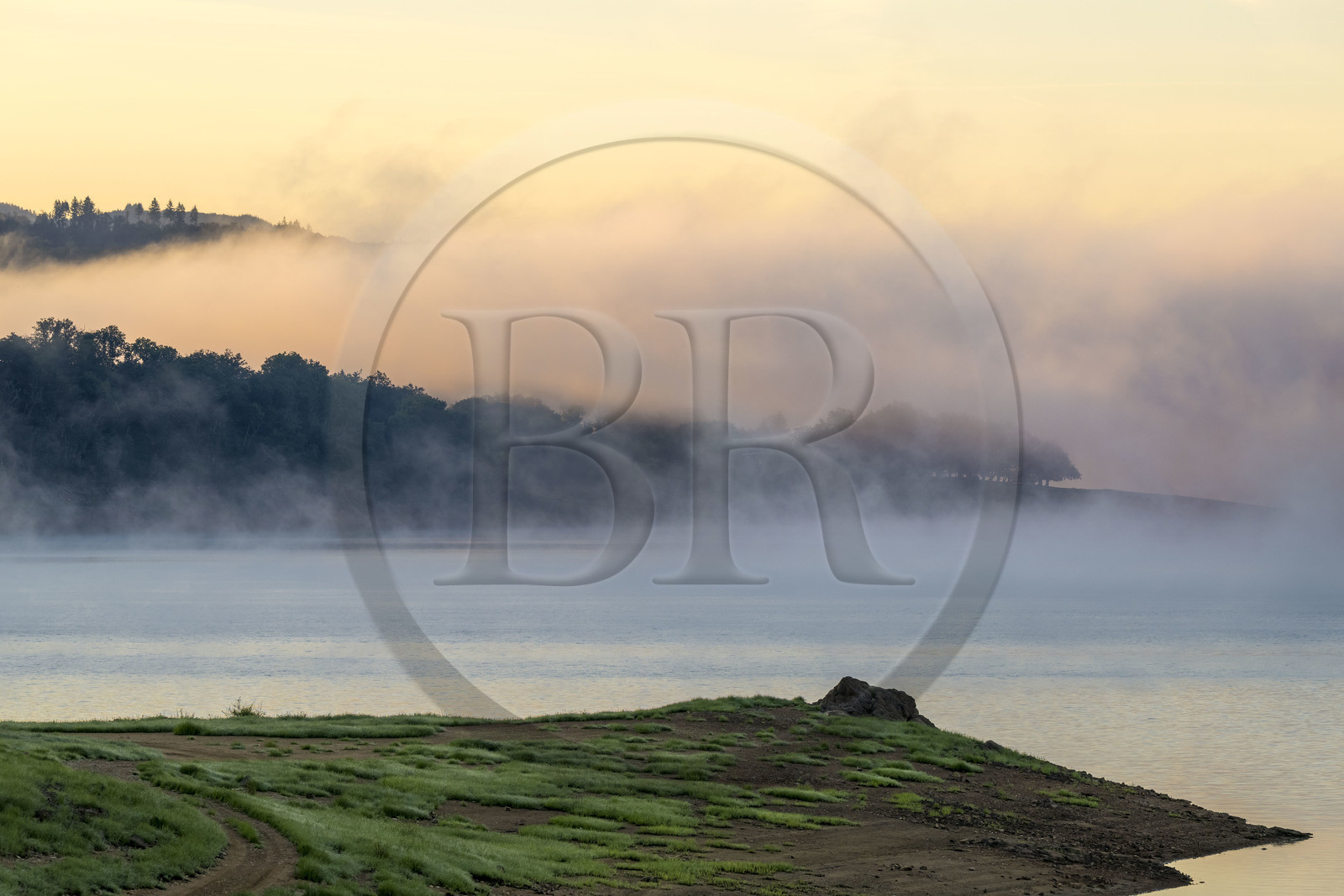 France, Nièvre (58), Parc naturel régional du Morvan, Chaumard, lac de Pannecière  dans la brume du petit matin