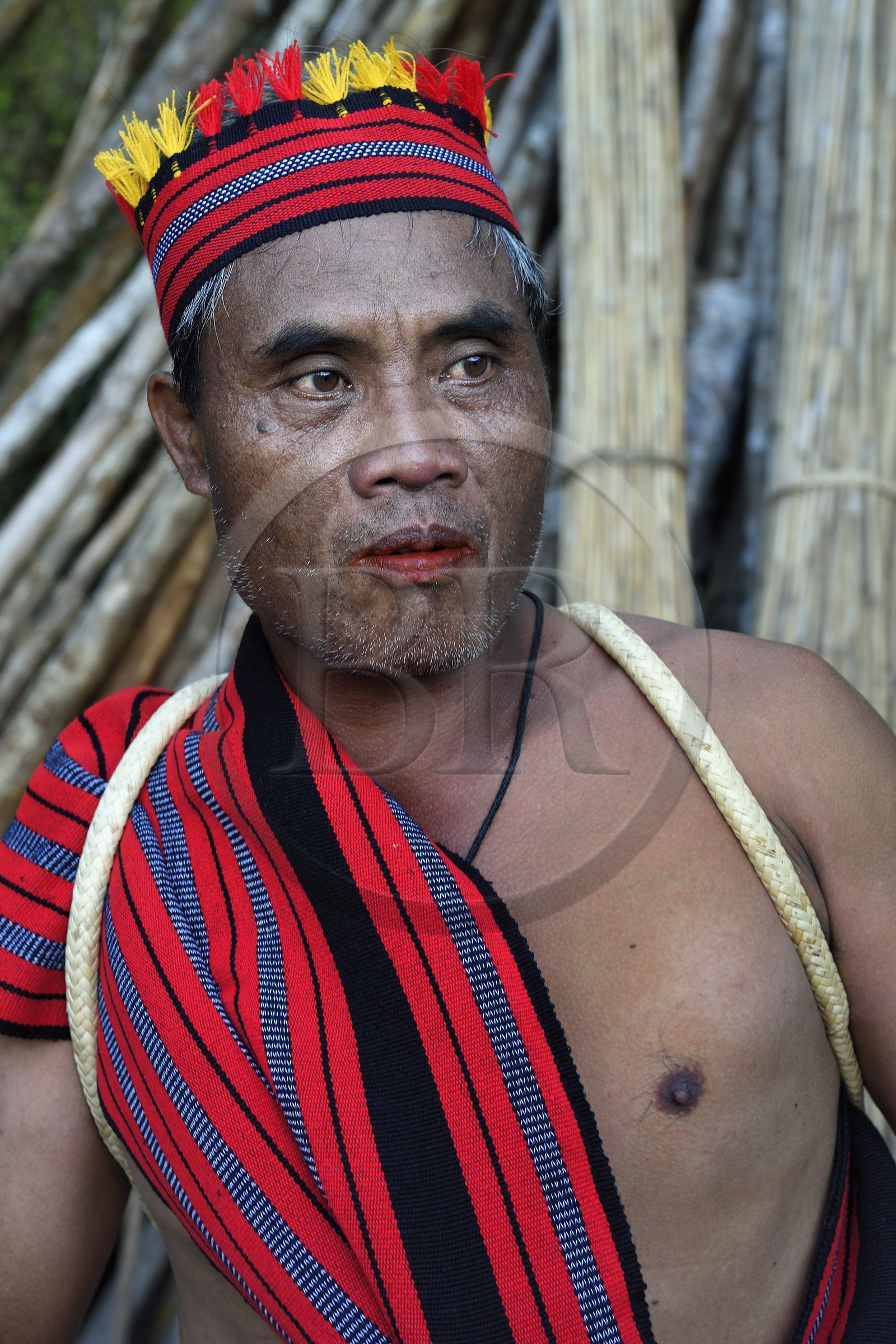 Philippines, province d'Ifugao, village de Batad, le guide Adolpho revetu du costume traditionnel Ifugao Philippines, province d'Ifugao, village de Batad, le guide Adolpho revetu du costume traditionnel Ifugao