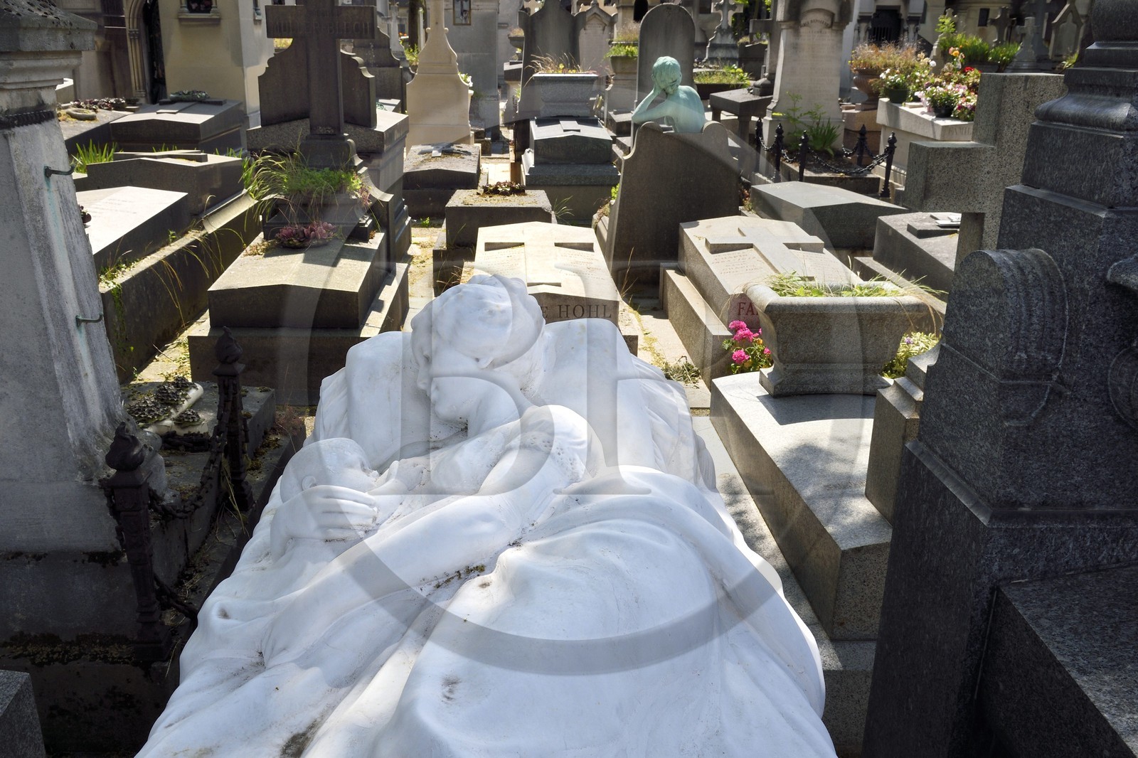 France, Paris (75), cimetière du Père-Lachaise, sculpture d'une maman avec son enfant semblant dormir sur leur tombe