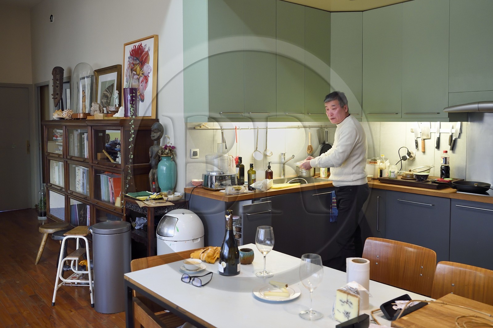 France, l'artiste peintre Xiao Fan Ru dans son atelier des Lilas près de Paris