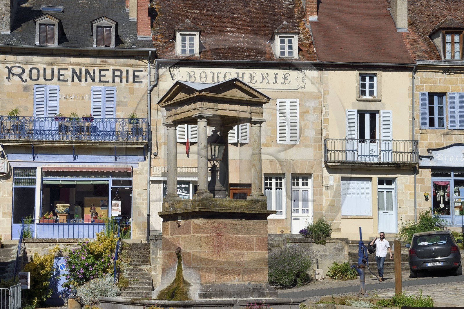 France, Allier (03), Souvigny, place Aristide Briand, ancien magasin de rouennerie, toile en laine ou en coton autrefois fabriquée à Rouen France, Allier (03), Souvigny, place Aristide Briand, ancien magasin de rouennerie, toile en laine ou en coton autrefois fabriquée à Rouen