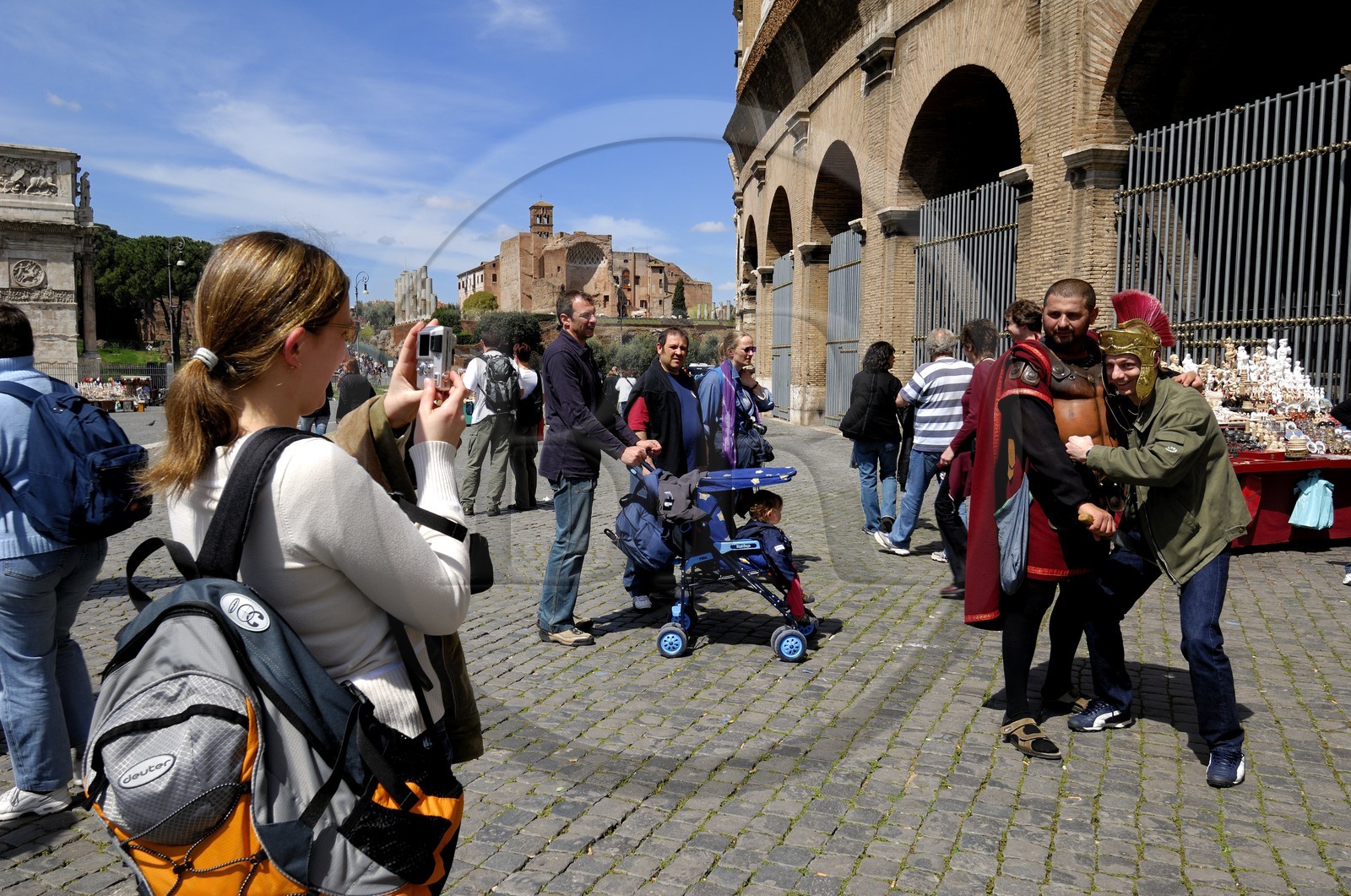 Italie, Latium, Rome, centre historique classé Patrimoine Mondial de l'UNESCO, le Colisée, figurants habillés en soldats romains pour faire la pose avec les touristes