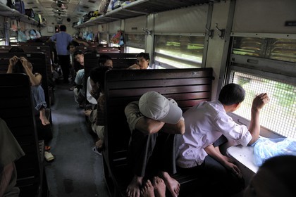 Vietnam, train de jour de Lao Cai à Hanoï, classe assis dur non climatisé, les grillages sont là pour protéger les passagers des éventuels lancer de pierres par des enfants