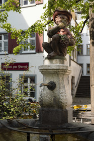Suisse, Bâle, Vieille ville du Grand Bâle (rive gauche), fontaine au singe (Affenbrunnen) sur Andreasplatz