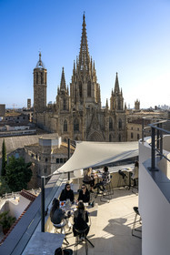 Espagne, Catalogne, Barcelone, quartier Barrio Gotico, cathédrale basilique métropolitaine de la Sainte-Croix et de Sainte Eulalie vue depuis le rooftop de l'Hotel Colon Barcelona