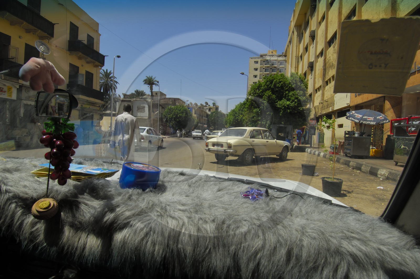 Egypte, Haute Egypte, Nubie, vallée du Nil, Assouan, la ville vue d'un taxi