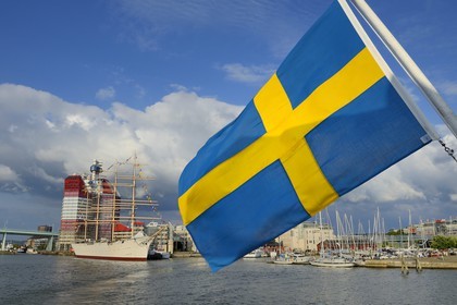 Suède, Västra Götaland, Göteborg (Gothenburg), le gratte-ciel Götheborgs-utkiken et le voilier Viking sur les quais du bassin Lilla bommens hamm