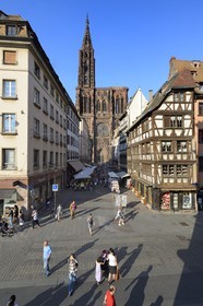 France, Bas-Rhin (67), Strasbourg, vieille ville classée au Patrimoine Mondial de l'UNESCO, la cathédrale Notre-Dame et la rue mercière