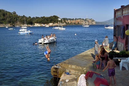 France, Var (83), la rade de Toulon, activités nautiques dans le petit port des cabanons de l'anse de Méjean